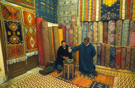 MAROC   MARRAKECH.SOUK   VENDEUR DE TAPIS